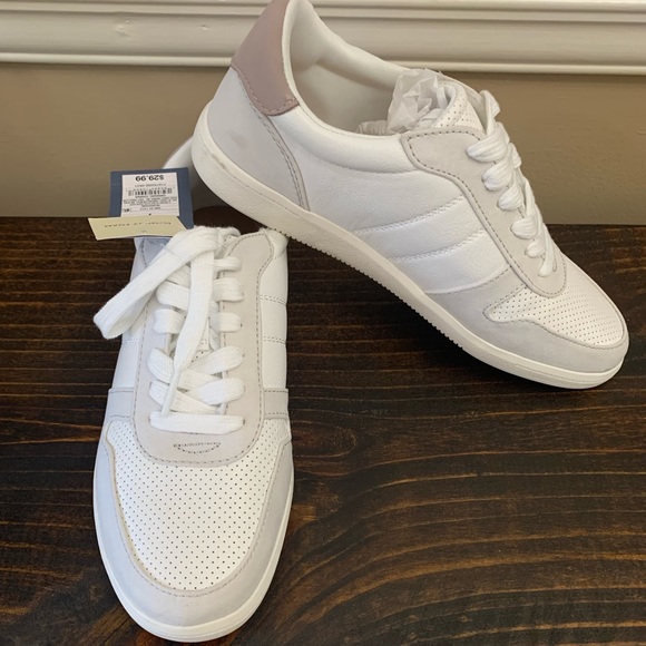 Universal Thread Shoes - White tennis shoes